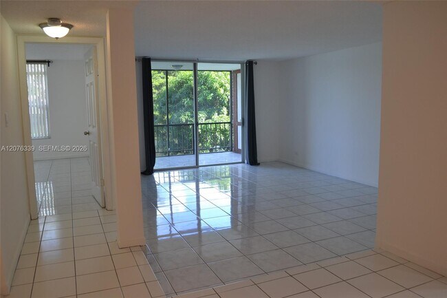 Building Photo - 3670 Inverrary Dr