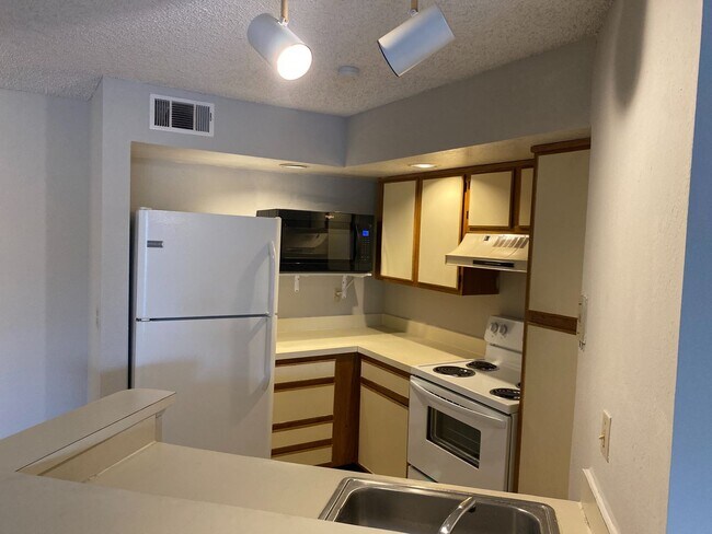 Building Photo - 4560 Commander Dr