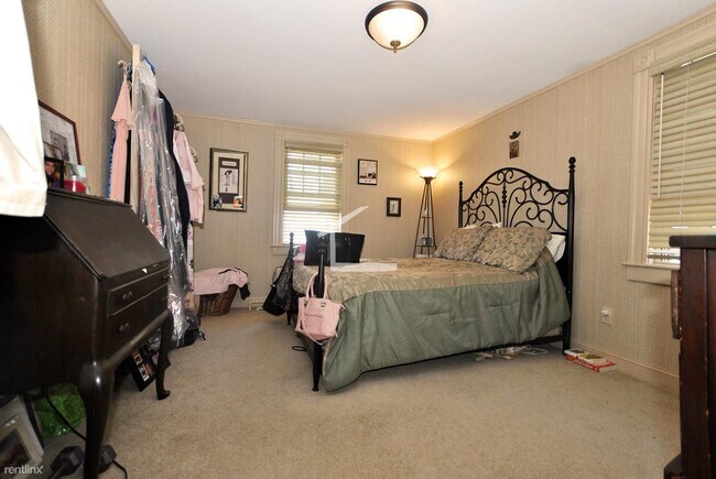 Building Photo - 2 br, 1 bath Duplex - 26 Shepard St 2