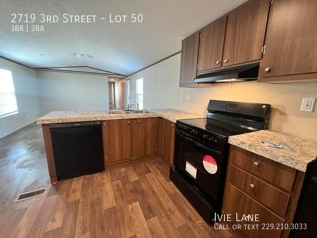 Building Photo - 2719 3rd St