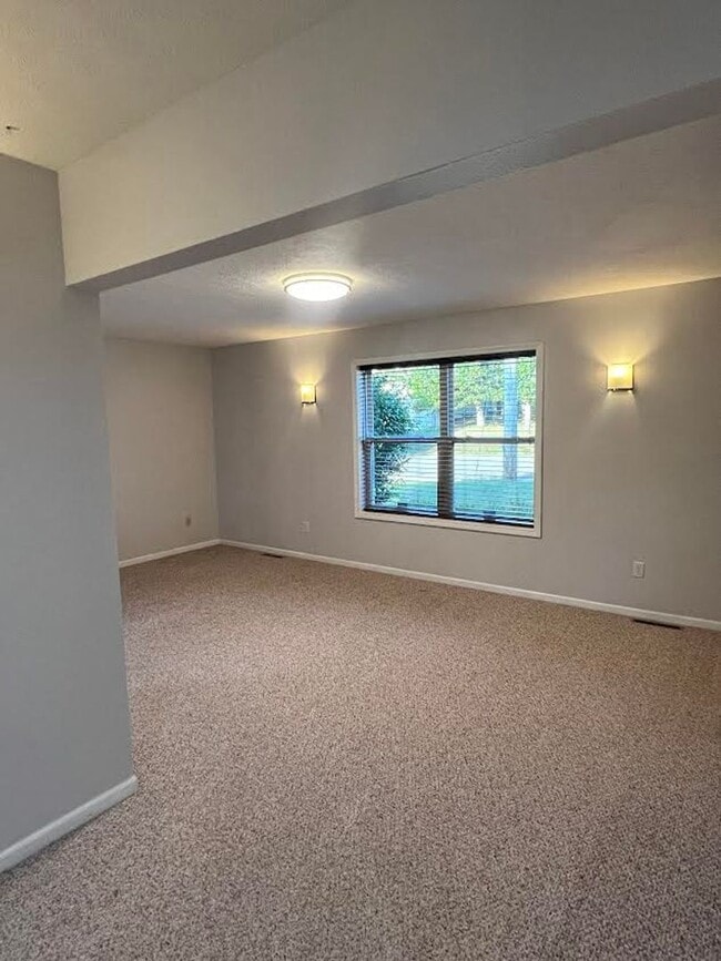 Building Photo - Spacious 3 bedroom/3 bath home