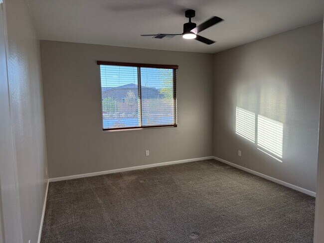 Building Photo - 2020 E Kansas Dr