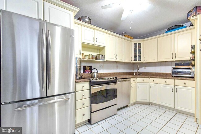 Building Photo - 307 Yoakum Pkwy