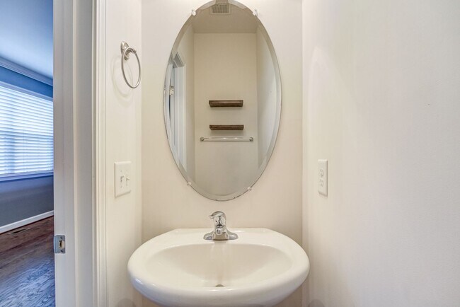 Building Photo - 4 Bedroom Heritage Townhome