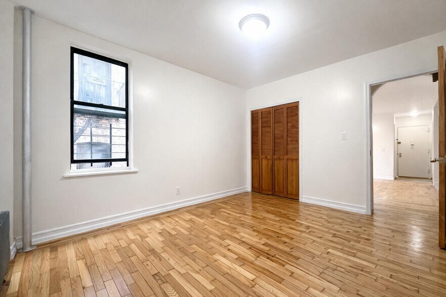 Building Photo - 10 Adrian Ave