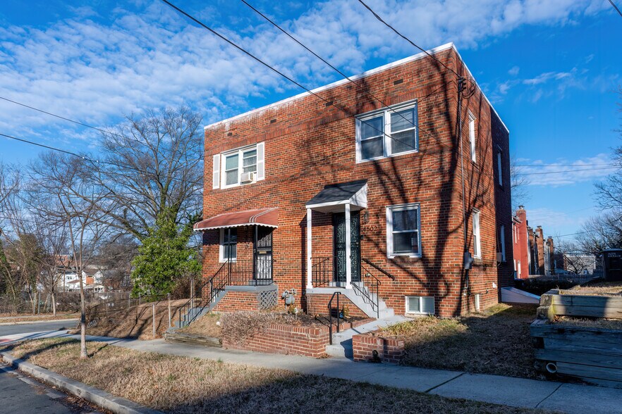 Building Photo - 4502 Eads Plz NE