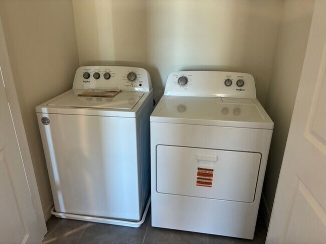 Building Photo - 3 Bedroom, 2.5 Bath Townhome