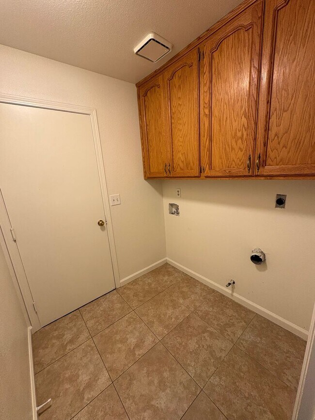 Building Photo - NE Visalia home Rent Ready!