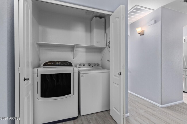 Building Photo - 983 E Palomino Way