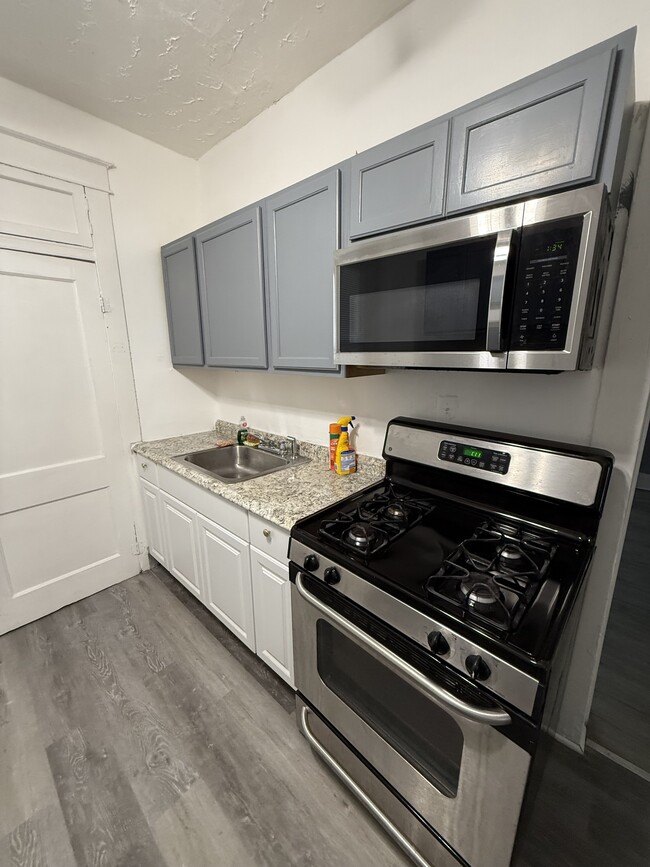 Building Photo - 501 Lyndhurst St