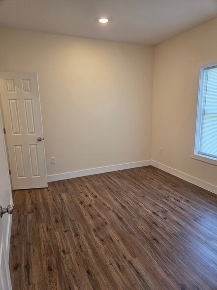 Building Photo - 205D Knaack Court