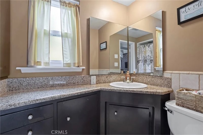 Building Photo - 528 E Parkdale Dr