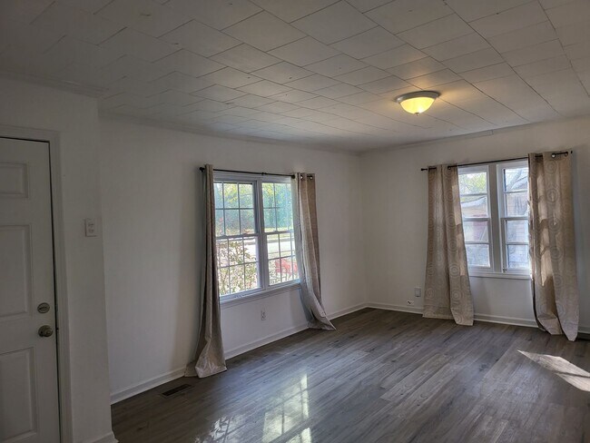 Building Photo - Conveniently located to UA, Mercedes and D...