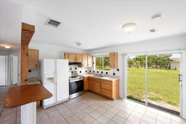 Building Photo - 849 SW Belmont Cir