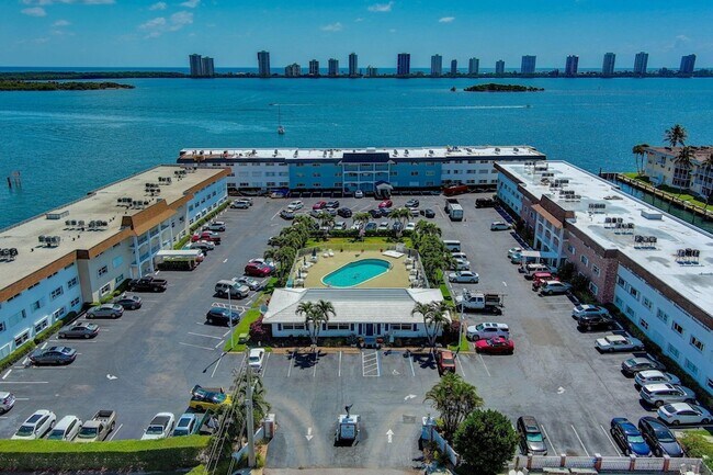 Building Photo - 100 Shore Ct