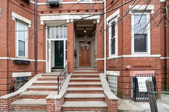 Building Photo - 695 E 8th St