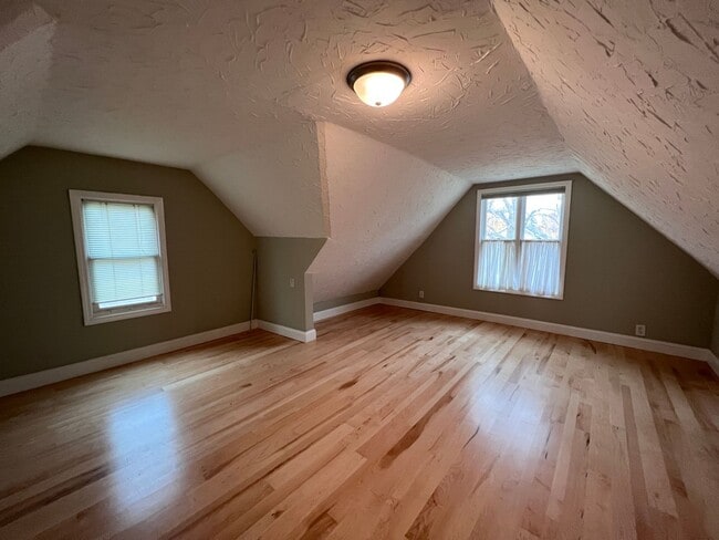 Building Photo - Welcoming Victorian with Modern Comforts *...