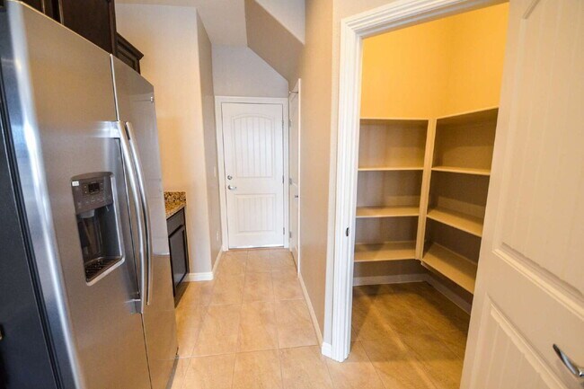 Building Photo - "Spacious 4-Bedroom Retreat with 2.5 Baths in Vibrant Las Vegas Locale!"