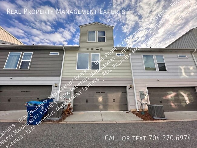 Building Photo - Charming 3BR/3.5BA Townhouse in Charlotte!