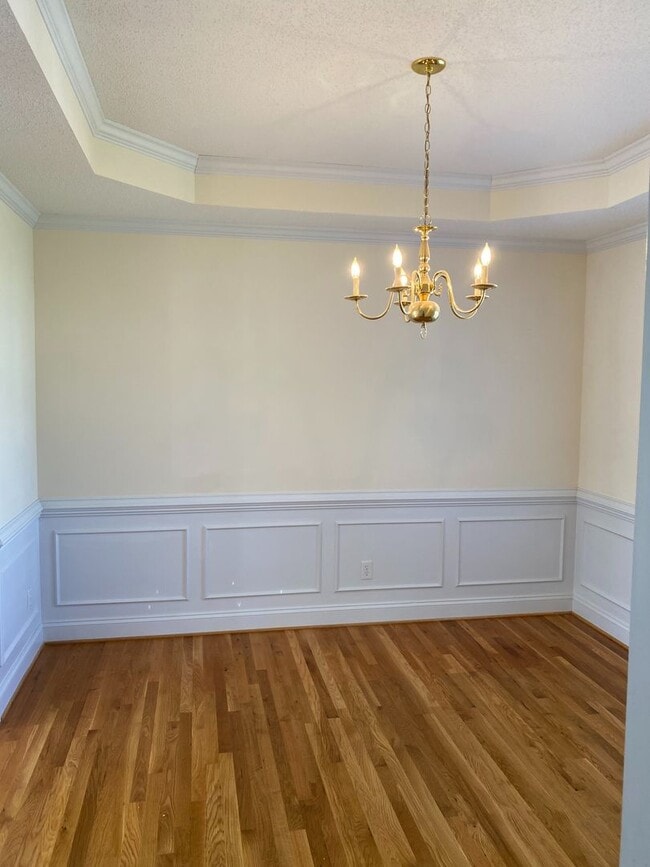 Building Photo - Stunning 4bdrm/2.5bth Home w/Loft Located ...