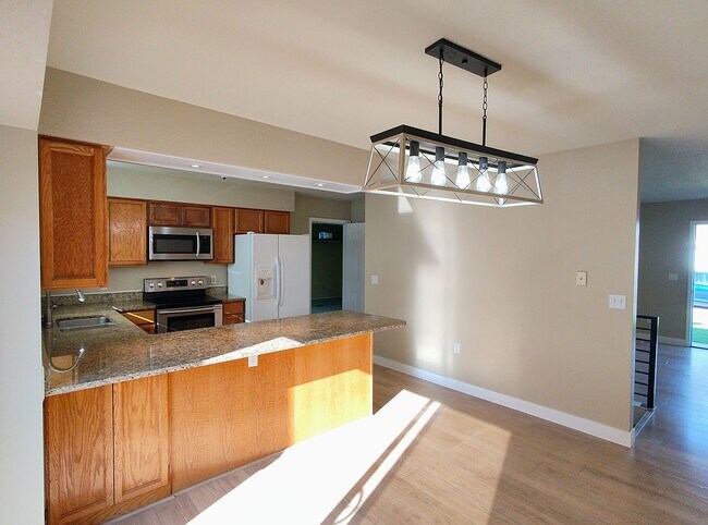 Building Photo - Great 5 Bed 3 Bath Remodeled Home