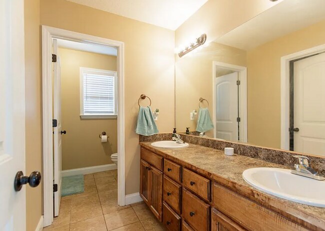 Building Photo - Valdosta Comfort: 3BR Home with Fenced Yard & Pet-Friendly!