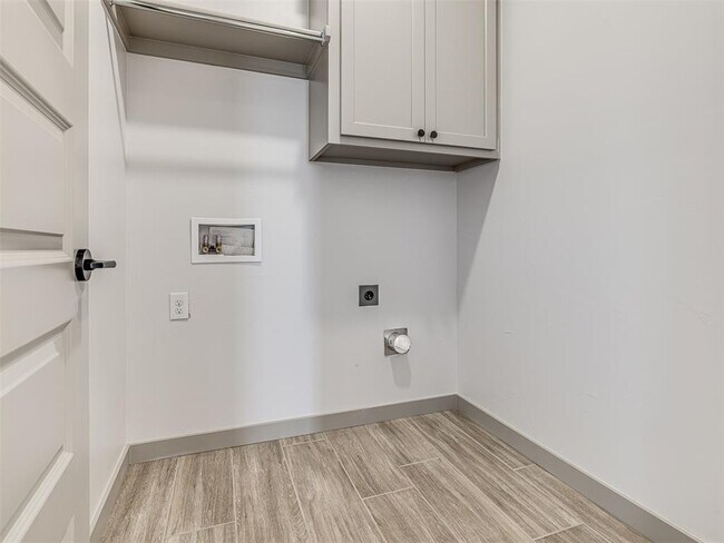 Building Photo - 2633 Crescent Ave