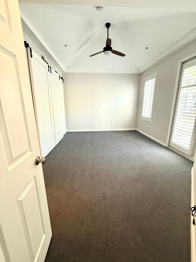 Building Photo - Penthouse Condominium in a Prime Irvine Lo...