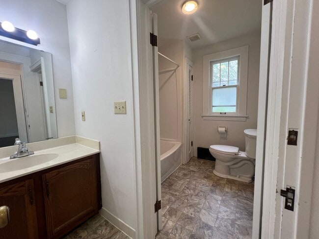 Building Photo - 3 Bedroom, 1 Bathroom Single-Family Home!