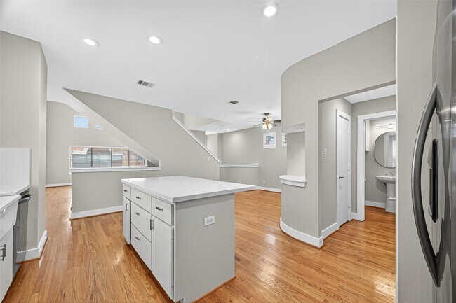 Building Photo - 2705 Rutland St
