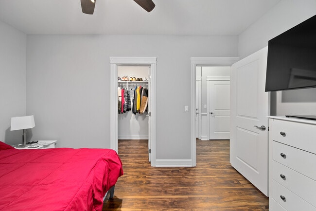 Building Photo - 738 N Avers Ave