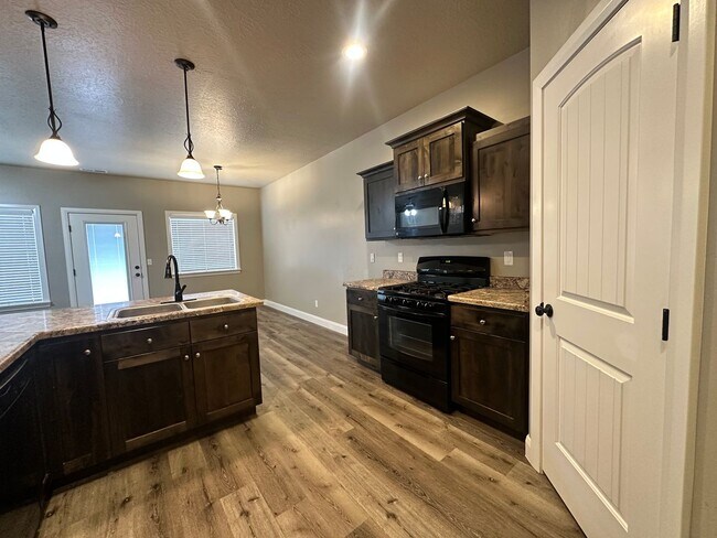 Building Photo - ** Move-in Discount** 3 Bedroom - 2.5 bathroom - in the heart of Cedar City!