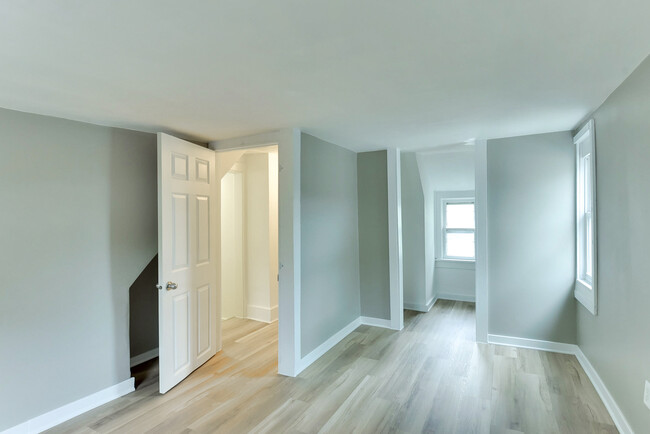 Building Photo - 830 S 50th St