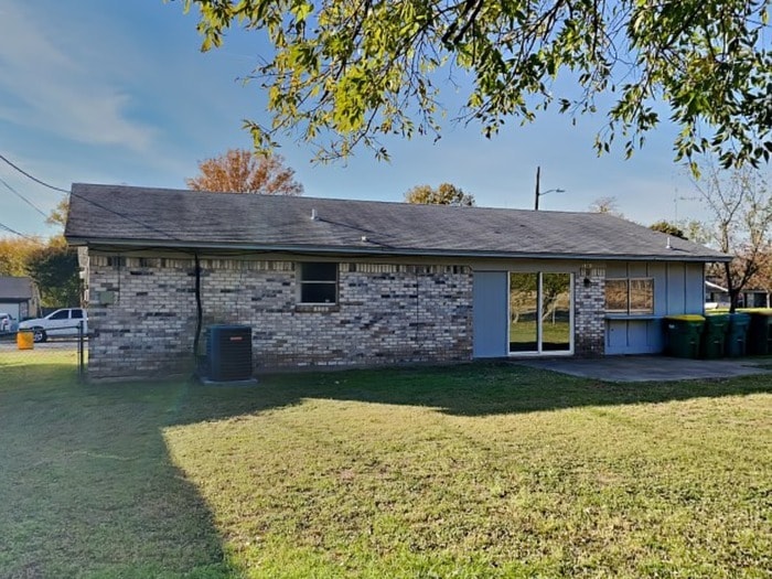 Building Photo - 1201 Saturn Dr