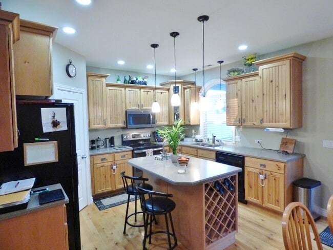 Building Photo - Great 3 BD 2.5 BA Twin Home. Great Location.