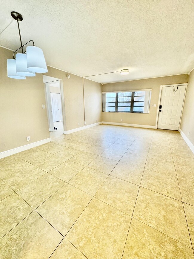 Building Photo - 10008 Twin Lakes Dr