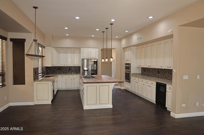 Building Photo - 562 N Danielson Way
