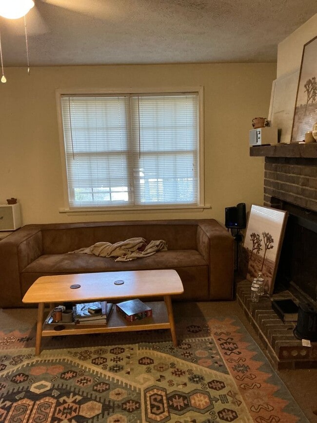 Building Photo - 2 bedroom 1 bath duplex is located off Whitehead Rd!