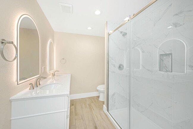 Building Photo - P201 - #9A Holiday Inn