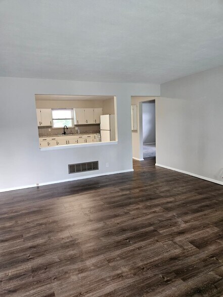 Building Photo - 922 S 74th St