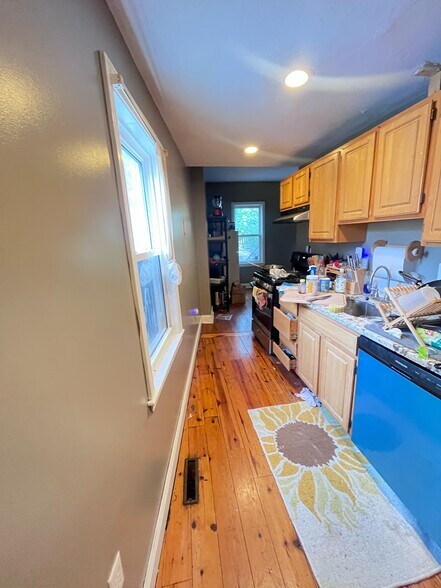 Primary Photo - 8 Sewall St