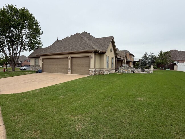 Building Photo - 3605 N Narcissus Ave