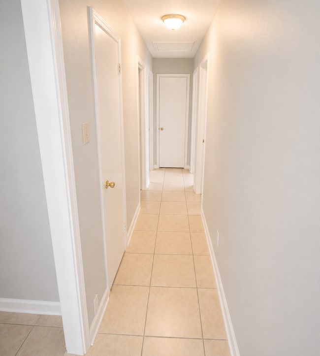 Building Photo - Charming 3 bedroom 1 bath Home - Open To Section 8