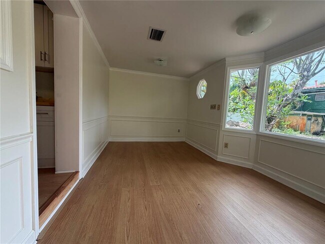 Building Photo - 3815 W De Leon St
