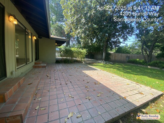 Building Photo - Sprawling Ranch with Open Floorplan & Exce...