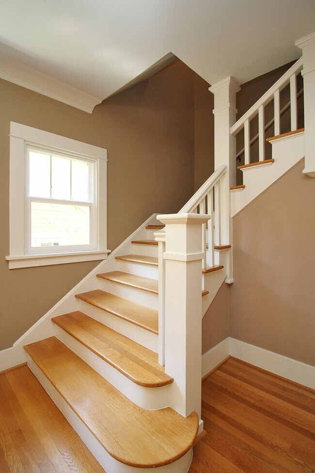 Building Photo - Beautifully Updated 5 Bedroom/3.5 Bath Irvington Craftsman Bungalow!