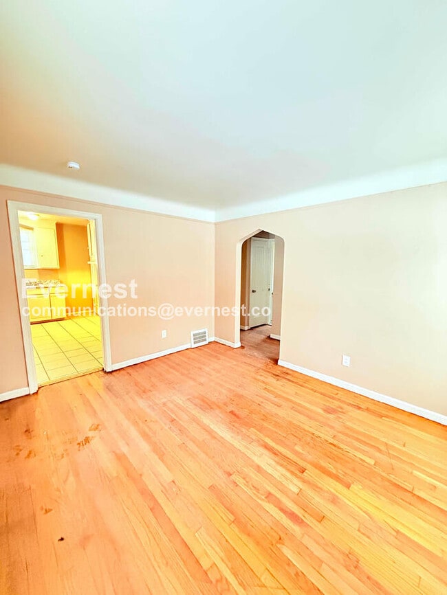 Building Photo - 8431 Rosemont Ave