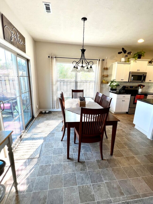 Building Photo - 876 Westlawn Dr