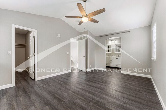 Building Photo - Single Family Home with 2 Car Garage and Central Air!