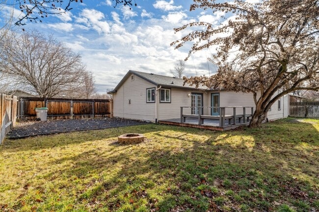 Building Photo - 2036 E Oakridge Ct